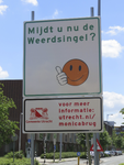 908166 Afbeelding van het verkeersbord 'Mijdt u nu de Weerdsingel?', op de Talmalaan te Utrecht. Het ligt in de ...